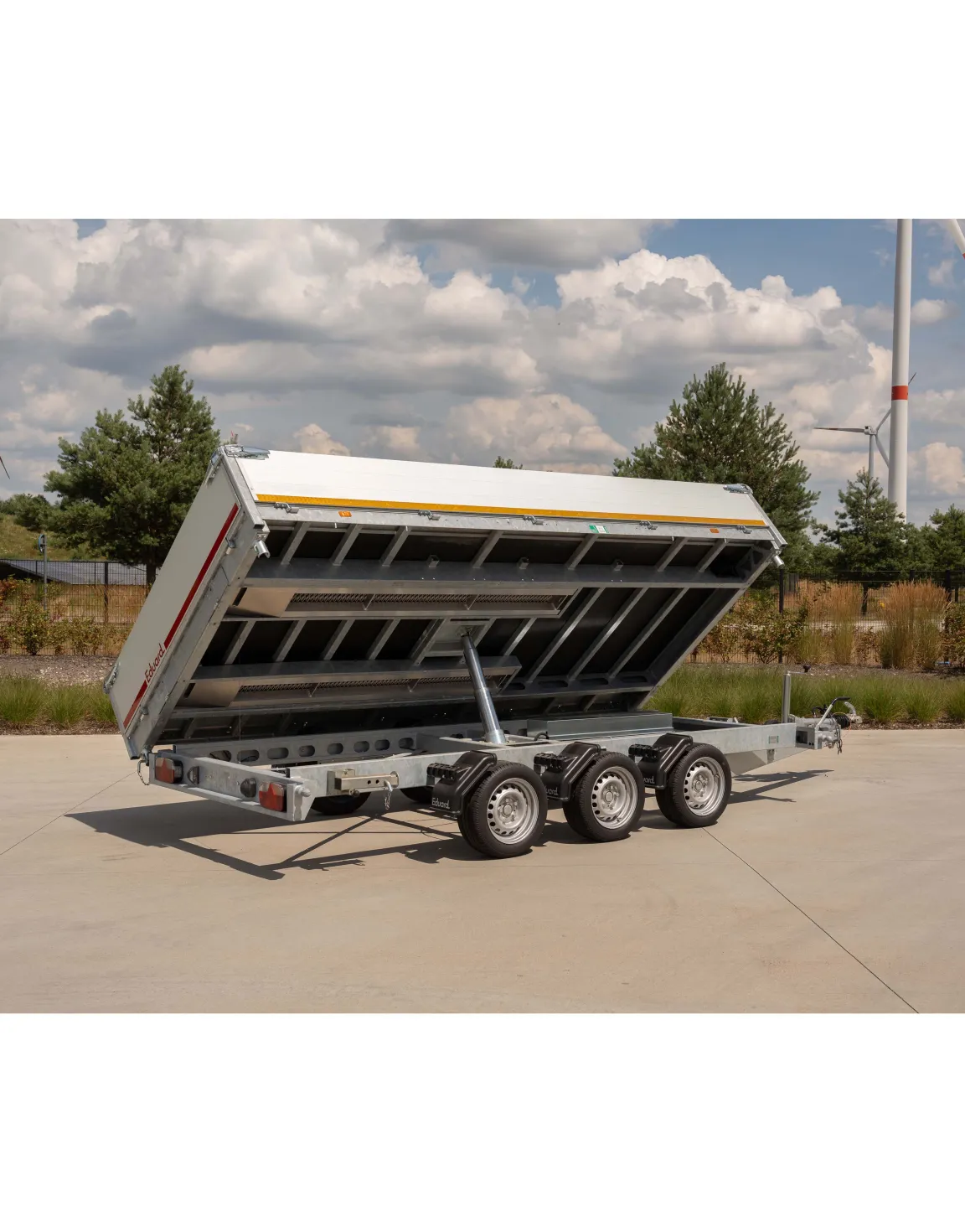 Driezijdig geremde drieas kipper